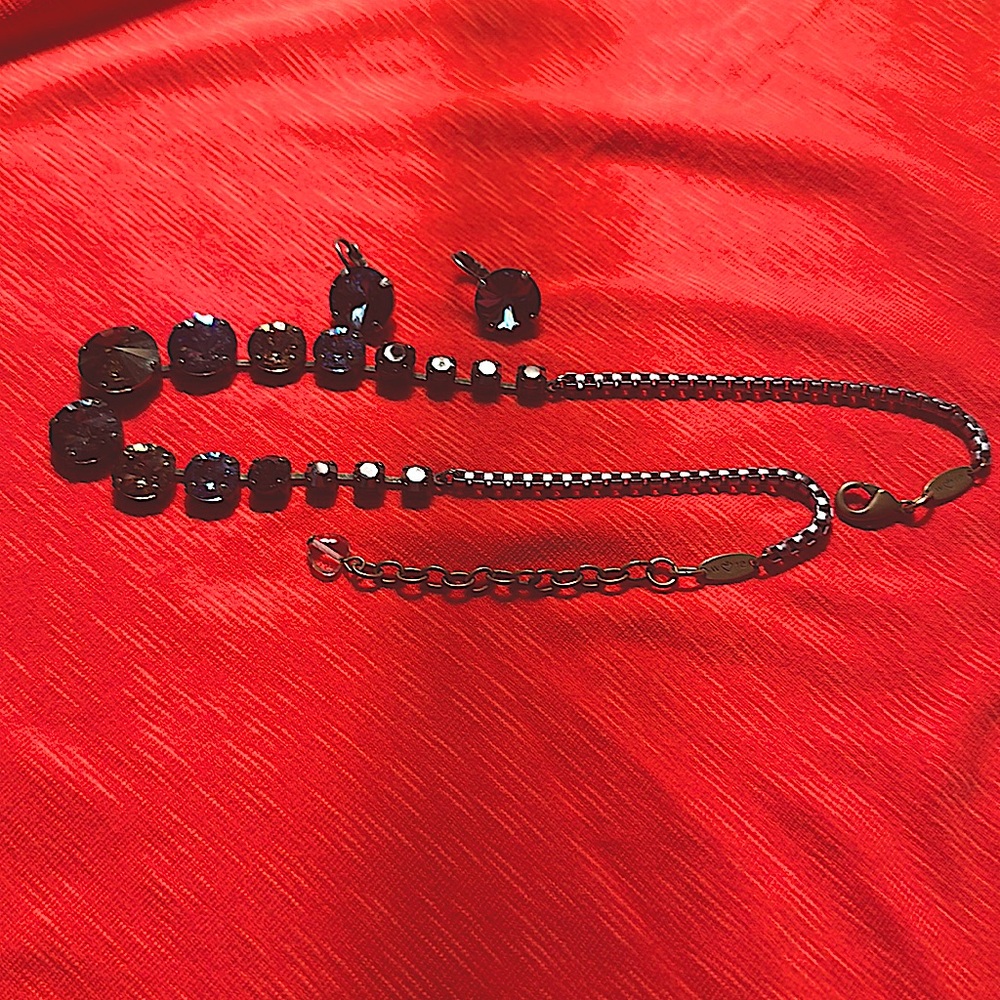 Sabika necklace and earrings